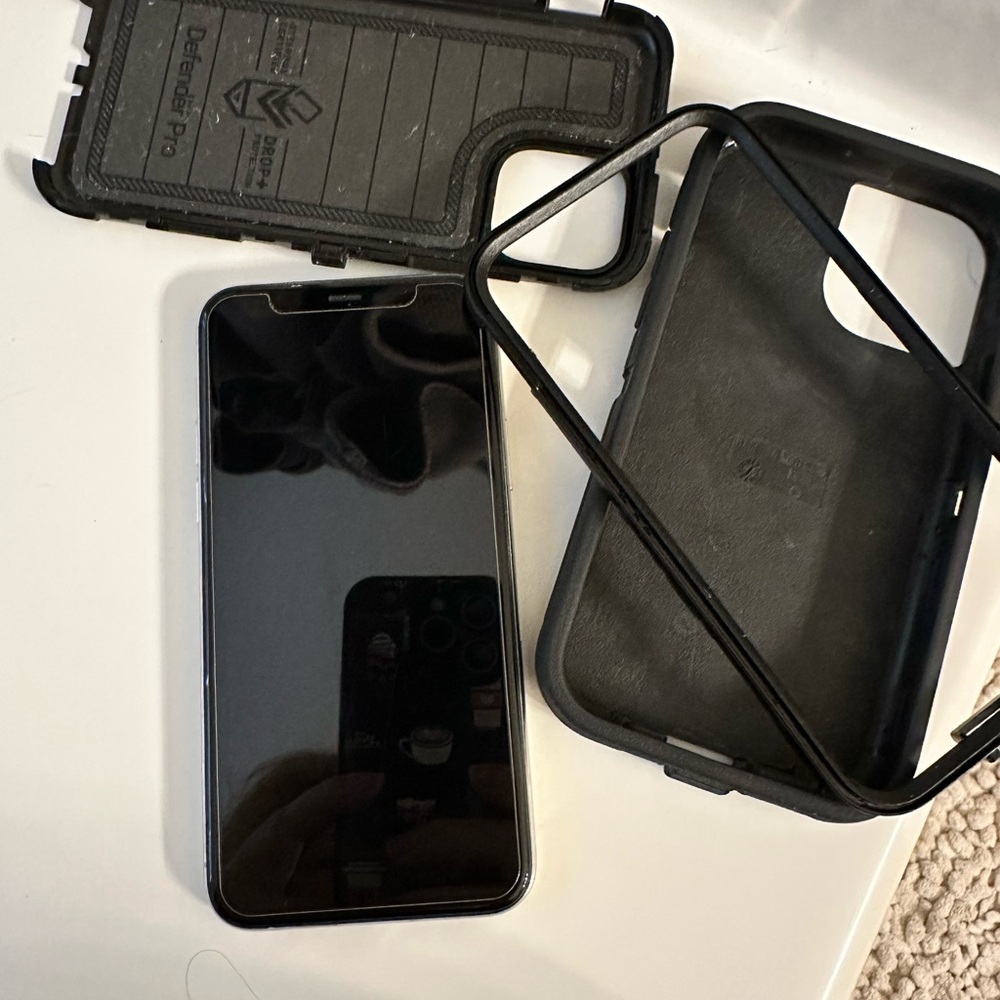 Apple iPhone 11 Pro 256 GB Silver with Otterbox T-Mobile - Picture 2 of 14